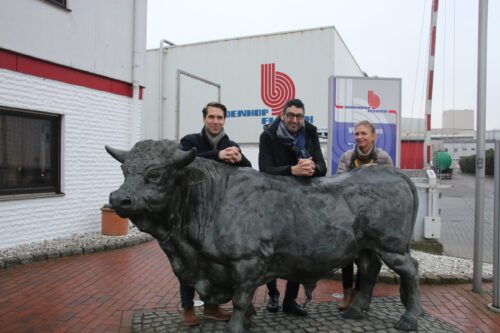 Kirk Chamberlain in der Bildmitte bei der offiziellen Spendenübergabe mit Christian und Katrin Badenhop Foto: Christel Niemann / Mediengruppe Kreiszeitung